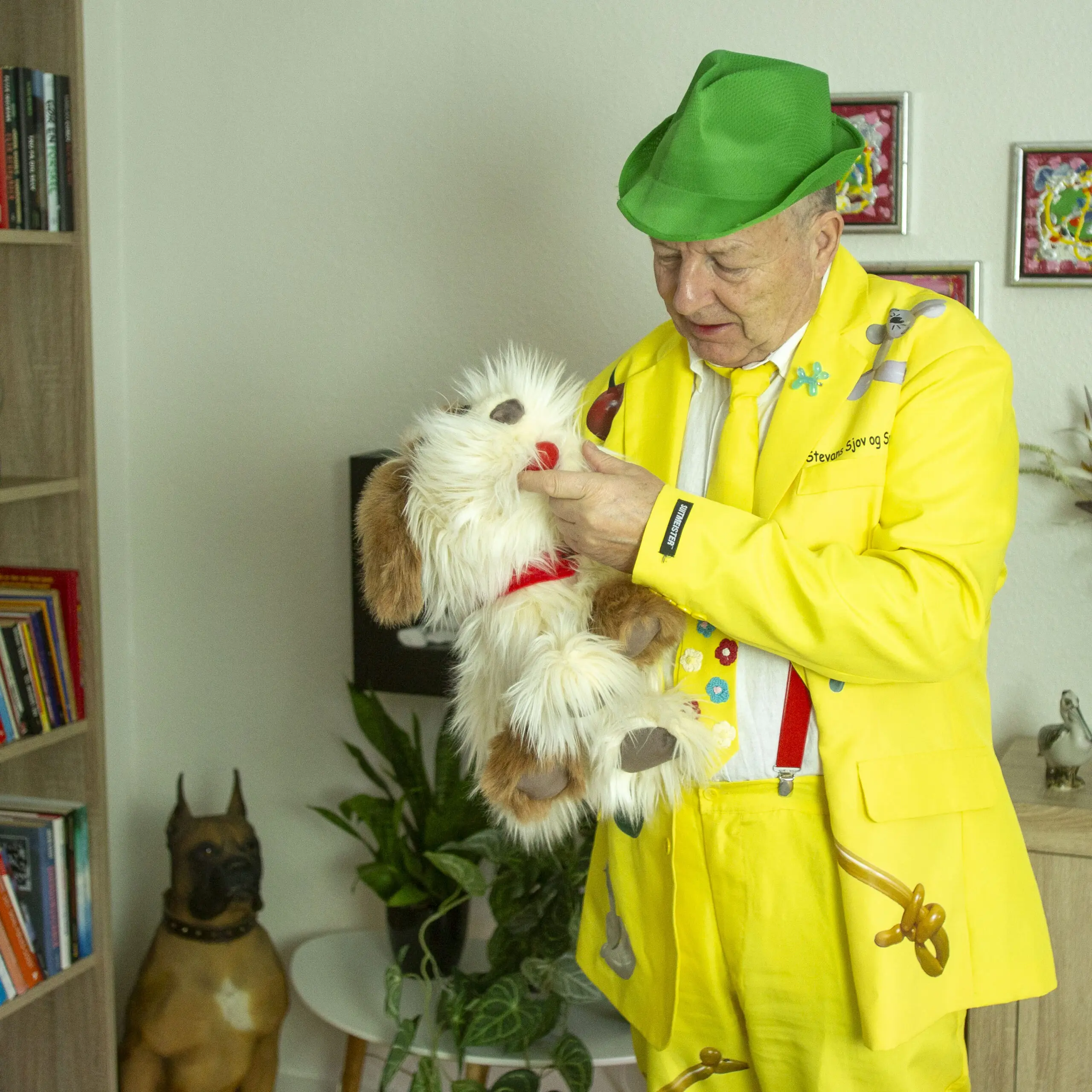 Trylle- og ballonkunstneren Jakob i gul jakke med en bamse