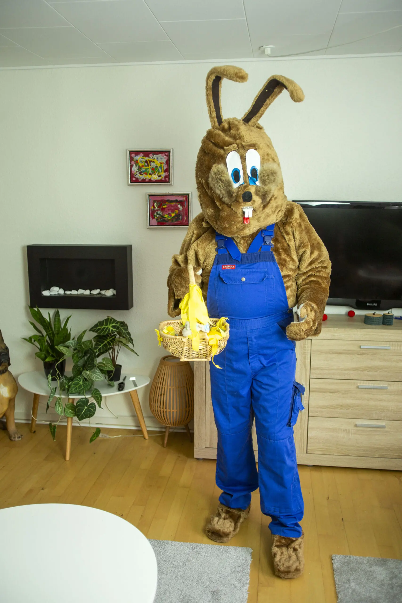 Påskeharen Harry med kurv til påskeæg